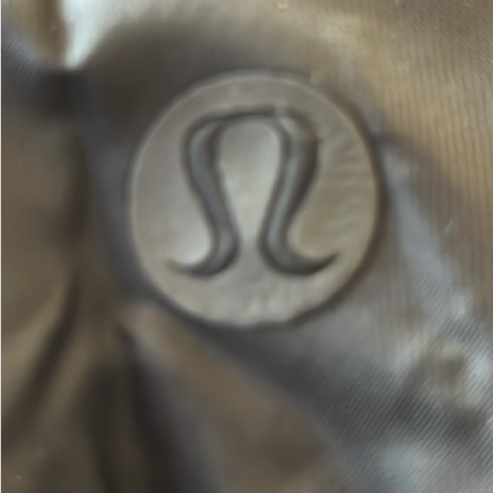 Lululemon Reversible Insulated Quilted Bomber Jacket Black 4
Water Repellent Zip - Picture 10 of 11